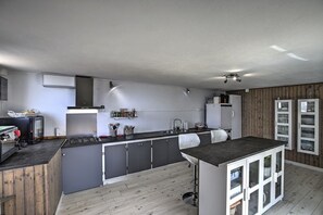 Frigorífico, microondas, horno y placa de cocina