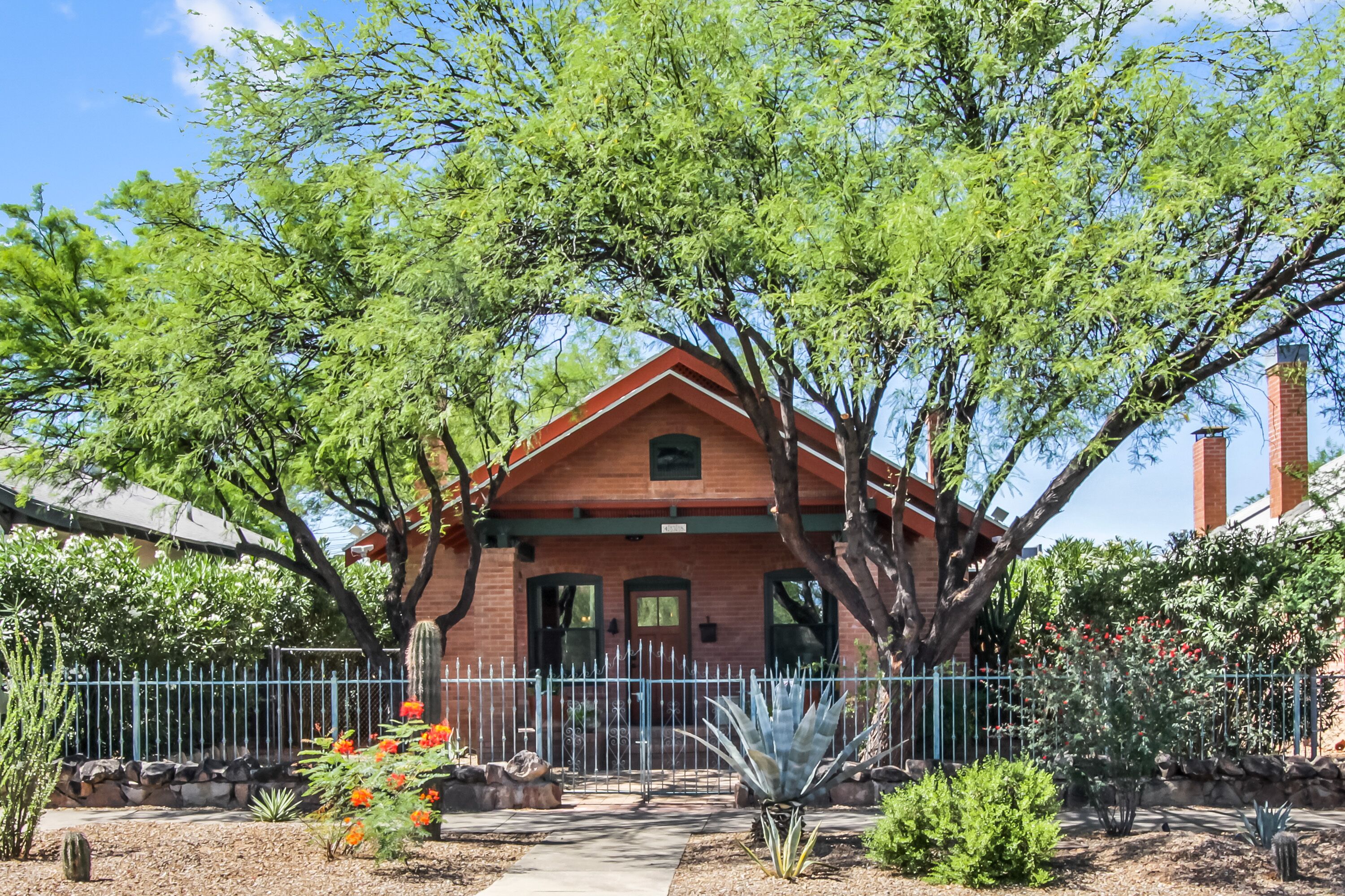 Family friendly bungalow, steps away to 4th Ave District, UA and SunLink Trolley