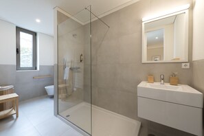 Regadera, secadora de cabello, toallas, shampoo 