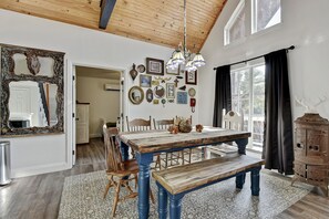 Dining - Private Ranch w/hot tub, gameroom near Lake Texoma  (Gordonville)