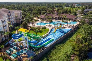 Un complexe hôtelier doté de plusieurs piscines, d’un parc aquatique et d’immeubles résidentiels.