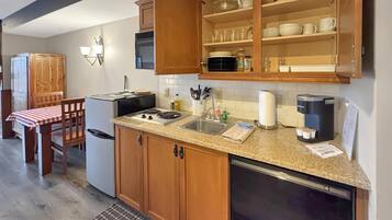 Kjøleskap, mikrobølgeovn, kokeplater og kaffetrakter/tekoker