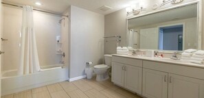 Combined shower/bathtub, hair dryer, towels, soap - 3BD/Daytona - Slide, Pools, Lazy River, Bar, Beach (Daytona Beach)