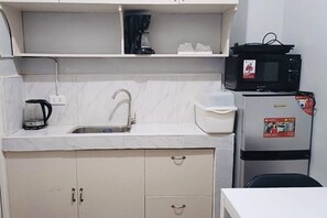 Kühlschrank, Mikrowelle, Herdplatte, Wasserkocher mit Kaffee-/Teezubehör