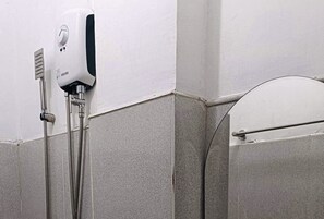 Dusche, Haartrockner, Bidet, Handtücher