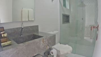 Apartamento 102, 2 quartos | Banheiro | Toalhas de banho