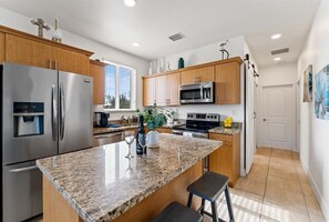 Réfrigérateur, four à micro-ondes, un four, surface de cuisson
