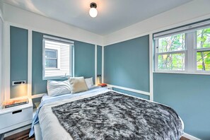 1 bedroom, desk, iron/ironing board, WiFi - 2 Mi to Capitol Hill & Lumen Field! Seattle Escape (Seattle)