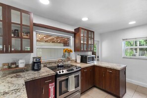 Refrigerador, microondas, horno y parrilla de estufa 