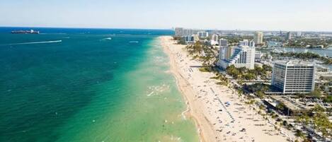 Chaises longues, serviettes de plage