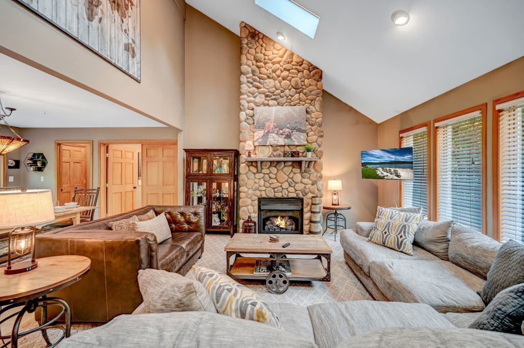 TV connectée, cheminée, jeux vidéo, lecteur de DVD