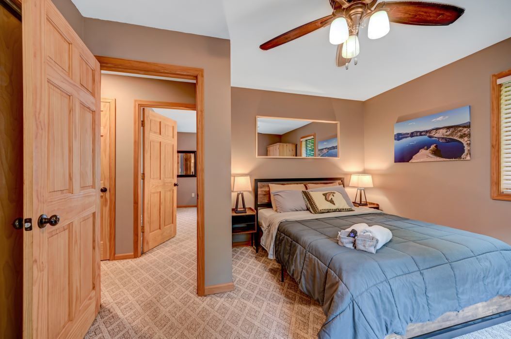 4 bedrooms, desk, iron/ironing board, travel cot