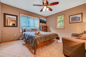 4 chambres, bureau, fer et planche à repasser, lit parapluie