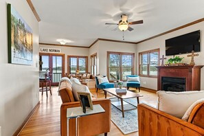 Smart TV, fireplace, video games, table football - Lake Norman Waterfront Home with Panoramic Views (Mooresville)
