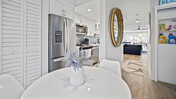 Executive Bay A2 | Private kitchen | Fridge, microwave, toaster