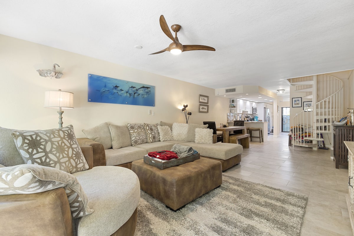 Executive Bay B3 | Living area
