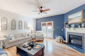 TV, caminetto, libri