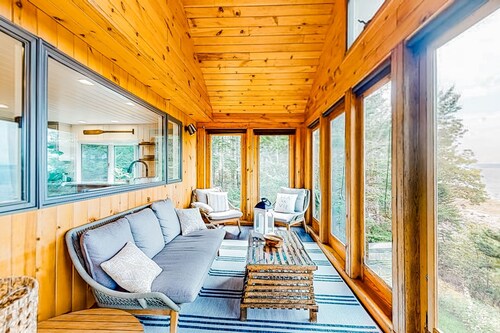 Renovated oceanfront home with stunning view & pebbly beach - snowbird-friendly