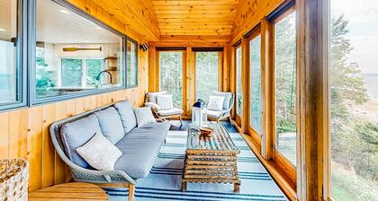 Renovated oceanfront home with stunning view & pebbly beach - snowbird-friendly