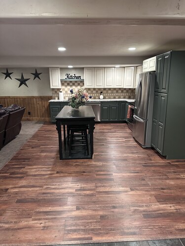 Quiet Country Home !! Close to Skiing resorts, shopping and more