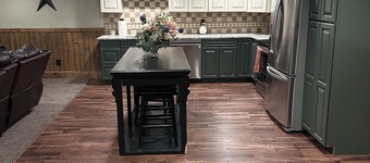 Quiet Country Home !! Close to Skiing resorts, shopping and more