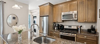 Historical & dog-friendly West End condo with parking - walk to all of Portland