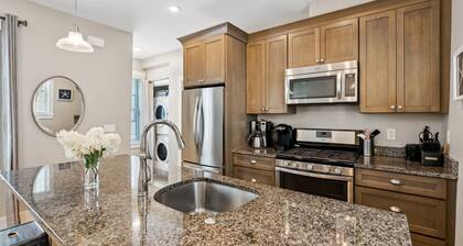 Historical & dog-friendly West End condo with parking - walk to all of Portland