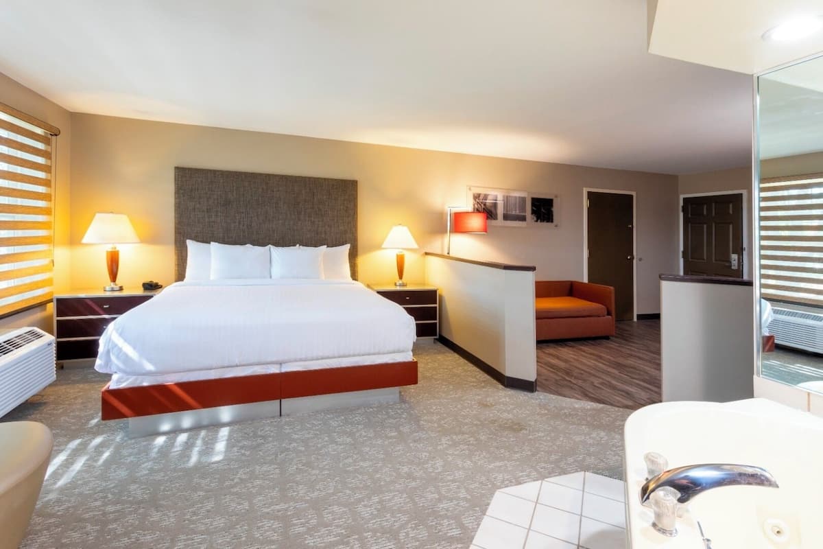 Suite (2nd Floor) | Skrivebord, strykejern/-brett, wi-fi (inkludert) og sengetøy