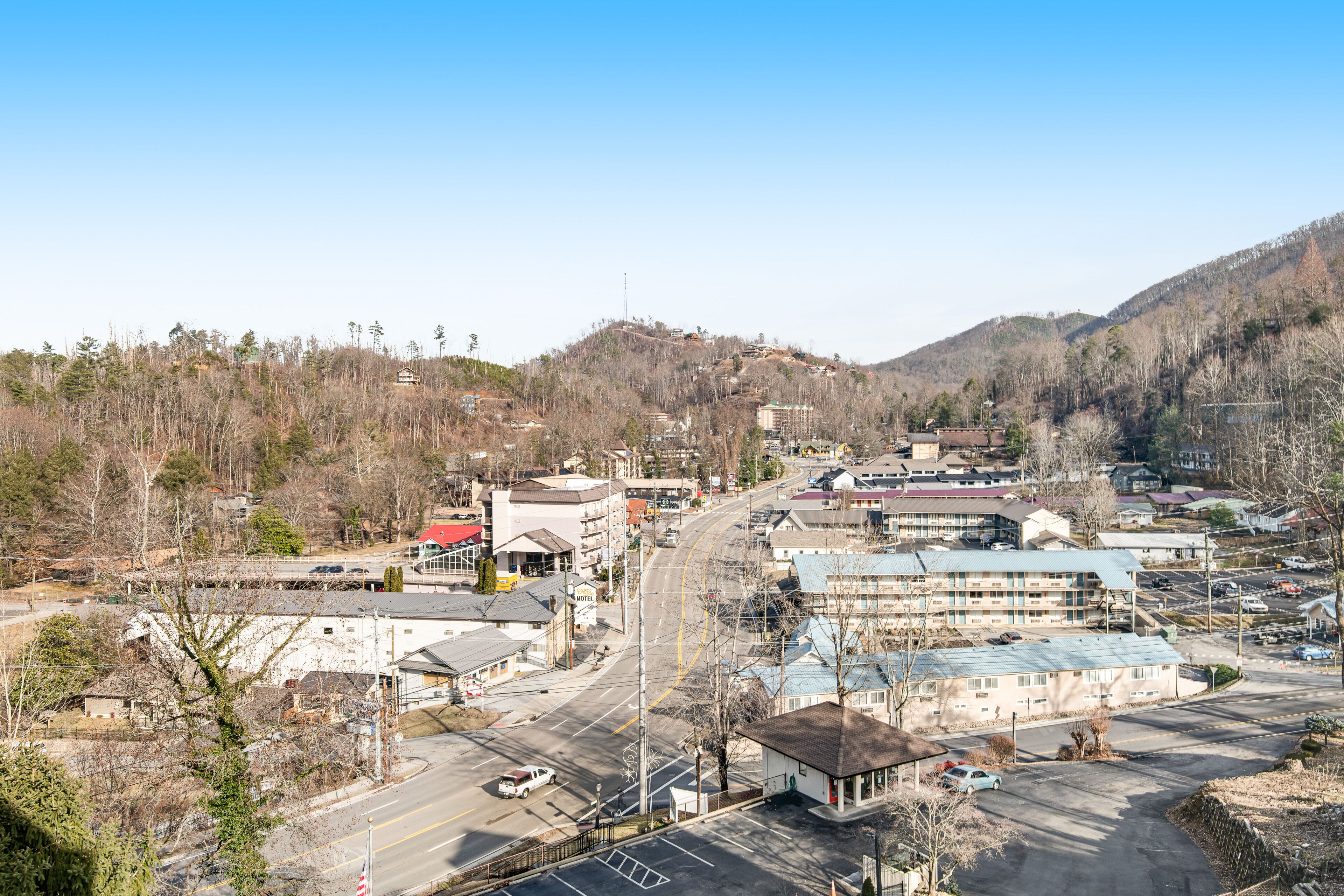 Lovely mountainview condo with skiing, fireplace, pool, hot tub