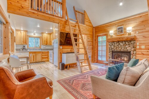 Dog-friendly cabin with deck, fenced yard, game room, & hot tub