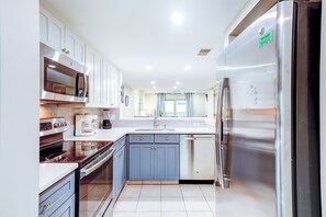 Réfrigérateur, four à micro-ondes, un four, surface de cuisson