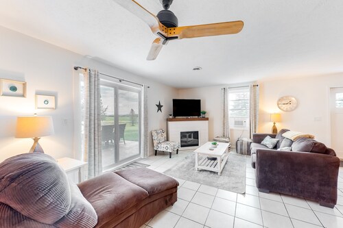 Charming retreat with private hot tub, fireplace, & furnished patio