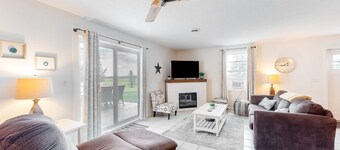 Charming retreat with private hot tub, fireplace, & furnished patio