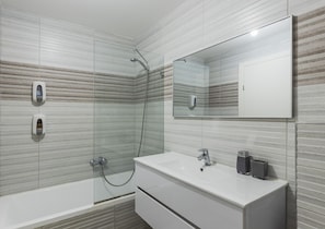 Bathroom - J-Tower Apartments (Jerusalem)