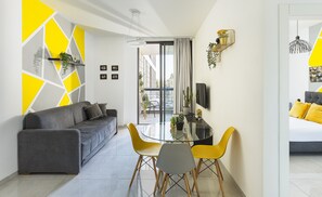 Appartement | Woonruimte | Een 60-inch lcd-televisie met kabelzenders en een televisie