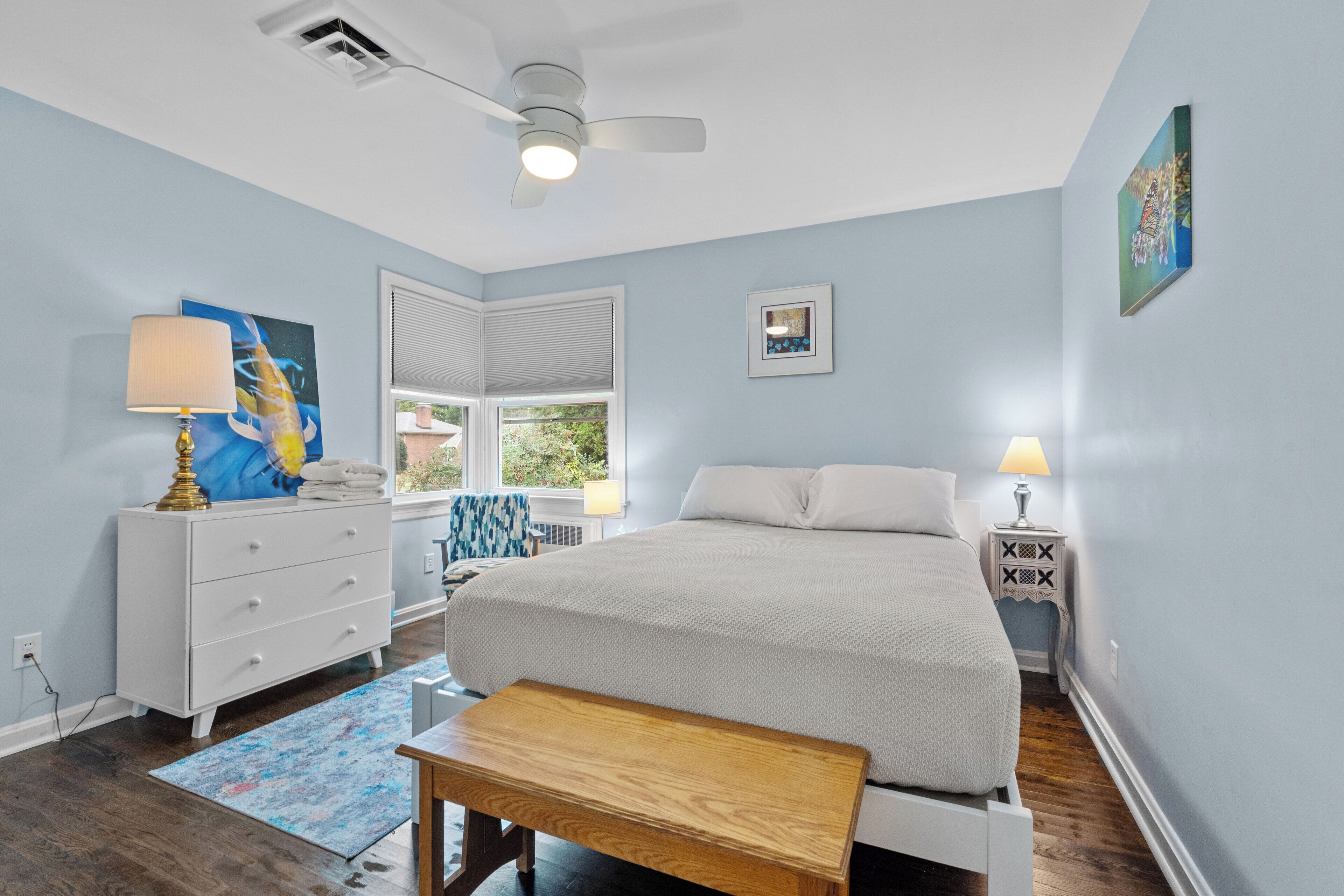 3 habitaciones, tabla de planchar con plancha, wifi y ropa de cama 