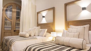 Habitación cuádruple clásica, vista a la ciudad | Sábanas de algodón egipcio, ropa de cama de alta calidad y minibar