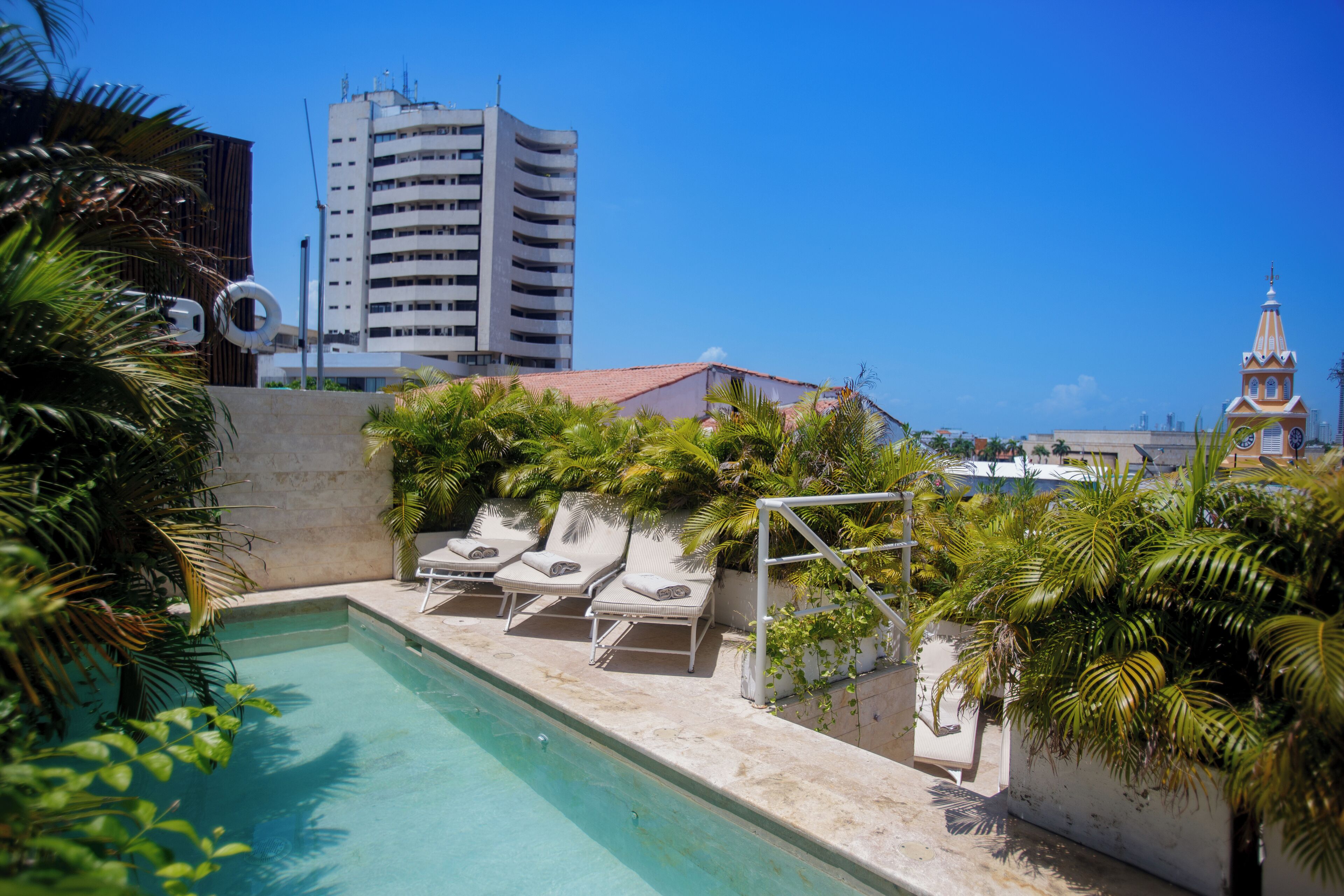 Una piscina al aire libre