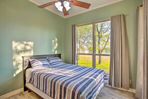 3 bedrooms, iron/ironing board, WiFi, bed sheets