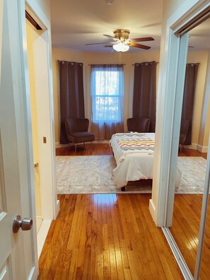 2 bedrooms, desk, iron/ironing board, travel cot