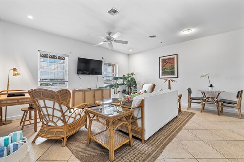 Relaxing Stay in the Heart of Sandyport Olde Towne