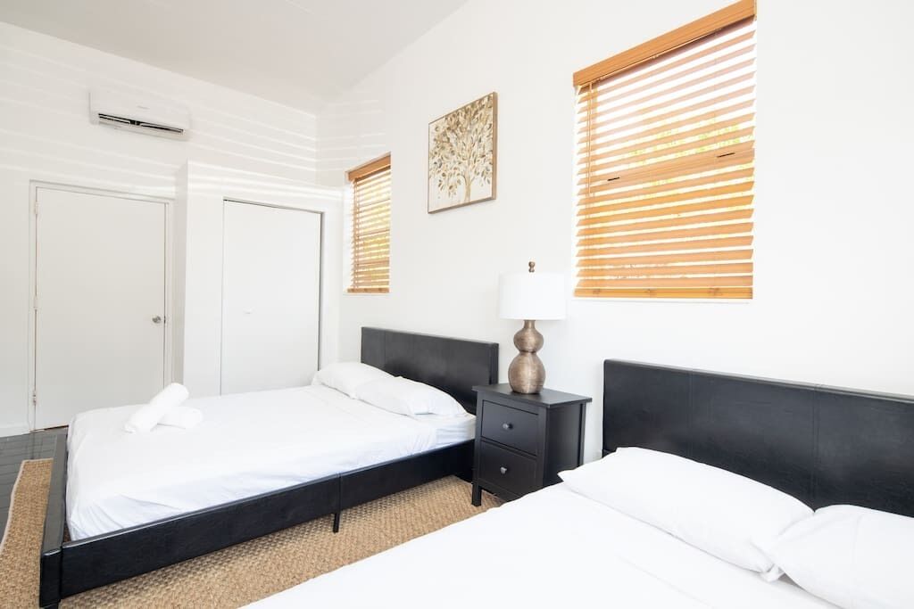 5 habitaciones, tabla de planchar con plancha, cuna de viaje y wifi 