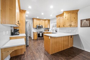 Kühlschrank, Wasserkocher mit Kaffee-/Teezubehör