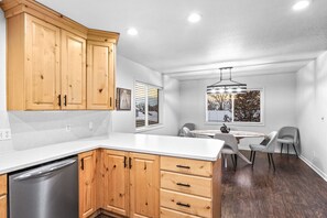 Kühlschrank, Wasserkocher mit Kaffee-/Teezubehör