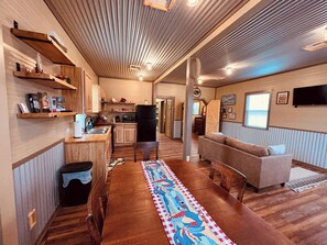 A compact living space with a kitchen, dining area, and seating area. - Texas Blue Apple | Pet-Friendly & Near Apple Store (Medina)