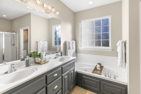 Combined shower/bathtub, jetted bath, towels