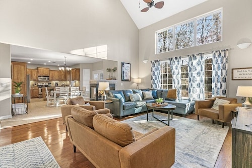 Large 5BR Bella Vista Home Near Trails | Sleeps 12 | Perfect for Riding Trips