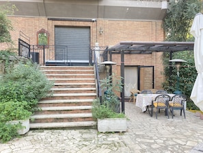 屋外ダイニングエリア