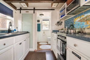 Frigorífico, microondas, horno y placa de cocina