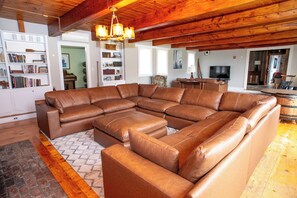 Télévision, cheminée, jeux vidéo, table de tennis de table